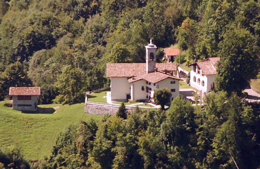 04 Santuario della Madonna del Frassino, visto dal Grem.JPG